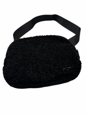 LOLE Sherpa Black Belt Bag